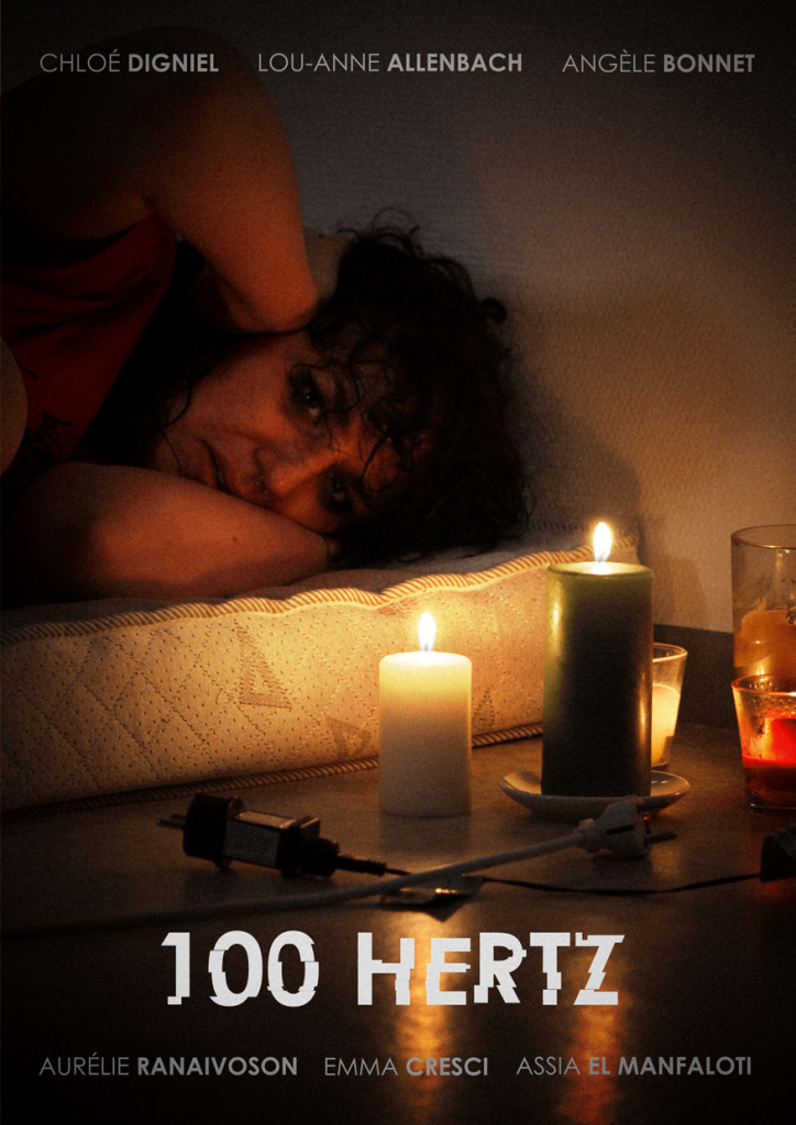 Affiche du court-métrage 100HERTZ. L'actrice principale est allongé sur un matelas, les mains sur les oreilles et fixe l'objectif. Autour d'elle se trouve des bougies allumées et des prises débranchées.